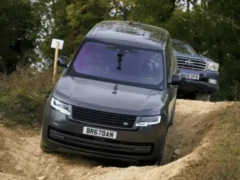 Hai ‘vua địa hình’ Land Cruiser và Range Rover tỉ thí off-road và cái kết