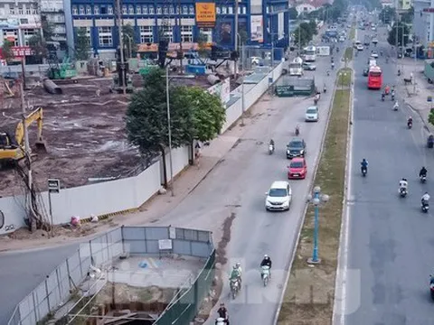 Cận cảnh loạt 9 'lô cốt' án ngữ 300m đường tại Hà Nội