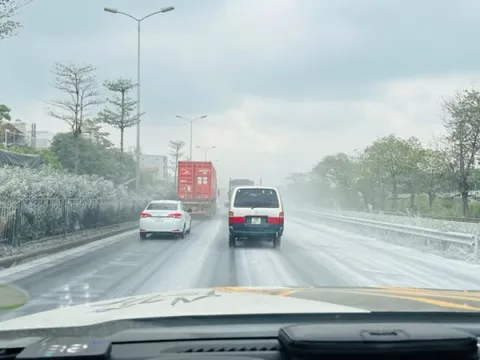 Ngỡ ngàng hình ảnh đoạn đường trắng như "băng tuyết" ở Hà Nội