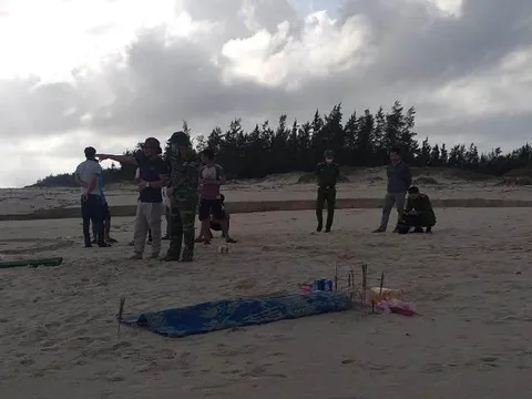 Tá hỏa thấy thi thể không còn nguyên vẹn dạt vào bờ biển Quảng Trị