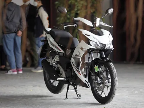 Honda Winner X giảm giá hàng chục triệu đồng, tặng đồng hồ mong thoát ế