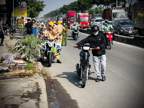 Theo chân tổ tuần tra đặc biệt của CSGT trên quốc lộ 22