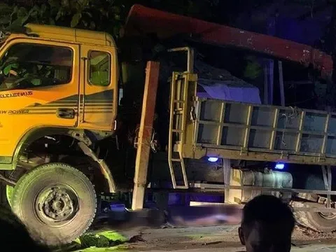 Phóng xe máy nhanh tông vào xe tải, 3 nam thanh niên tử vong tại chỗ