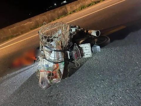 Va chạm xe máy, 2 người cùng thôn tử vong