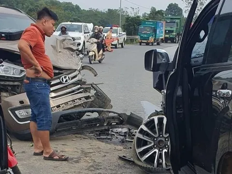 Đối đầu trực diện Ford Everest và Hyundai Santa Fe tan nát, bung túi khí