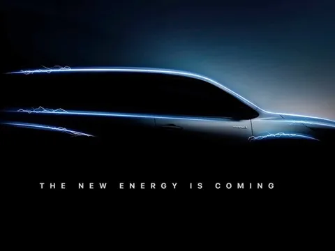 Toyota Innova 2023 khoe cửa sổ trời toàn cảnh như xe sang trước khi ra mắt tuần sau