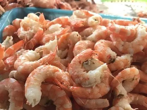 Nghề bóc vỏ tôm, cứ tay nhanh là tiền nhiều
