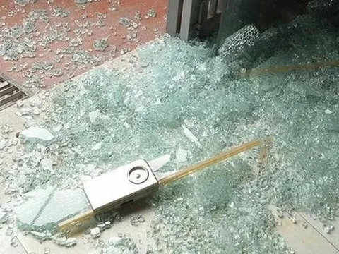 Nữ sinh lớp 9 bị kính cửa lớp học cứa vào cổ tử vong