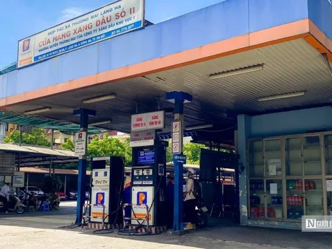 Người dân Hà Nội đi mua xăng đã "dễ thở" hơn