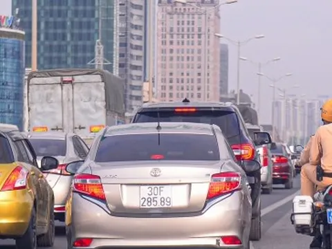 Bất chấp lệnh cấm, nhiều tài xế vẫn đi vào làn khẩn cấp đường Vành đai 3 Hà Nội