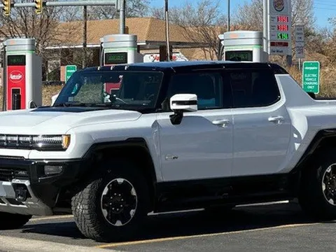 Hummer xăng ngốn xăng như nước thì bản điện cũng tương tự: 1 triệu đồng/tiếng sạc