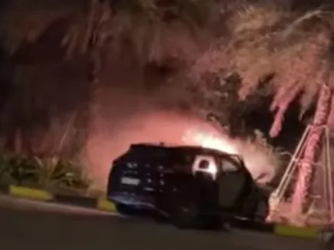 Ô tô tông vào dải phân cách rồi bốc cháy ngùn ngụt trên đường Hà Nội