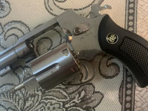 Rút súng bắn nhưng không trúng ai, nam thanh niên bị đánh nhập viện