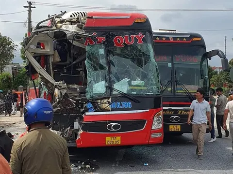 Tai nạn liên hoàn giữa 2 xe khách và xe tải, nhiều người thương vong