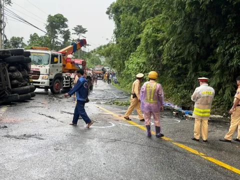 Xe bồn lật chắn ngang đèo Bảo Lộc, giao thông tê liệt nhiều giờ