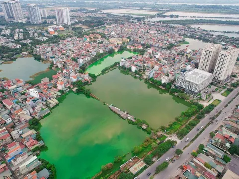 Cận cảnh những hồ nước ở Hà Nội nguy cơ bị “khai tử” để làm nhà, làm đường