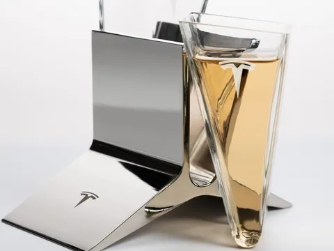 Góc "đổi nghề": Tesla sẽ bán cả ly uống rượu Tequila với giá 75 USD