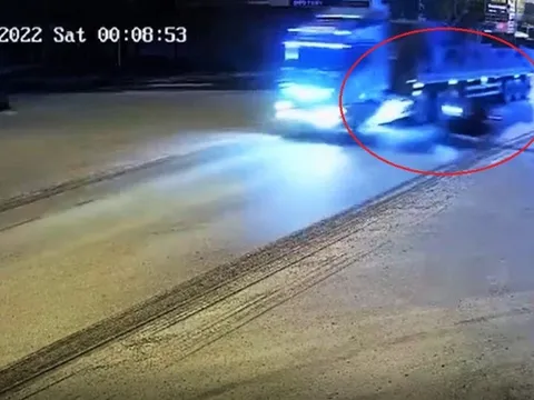 CLIP: Xe máy lao như tên bắn vào xe tải, 2 thanh niên tử vong
