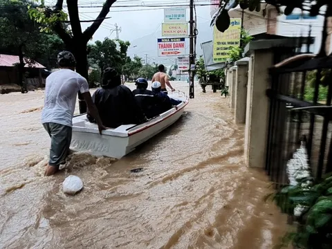Quy Nhơn: 2 ngày mưa lớn, người dân dùng thuyền di chuyển qua chỗ ngập
