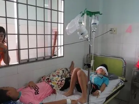 Tăng cường 8 bác sĩ từ Tp.Hồ Chí Minh ra hỗ trợ điều trị cho học sinh