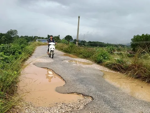Đoạn đường chằng chịt "ổ trâu, ổ voi", dân 2 huyện ở Thanh Hóa khốn khổ