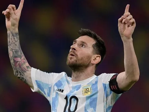 Vừa bước vào kỳ World Cup cuối cùng, áo, giày của Messi đã được 'đặt gạch' đem đấu giá, ước tính thu nhiều triệu USD