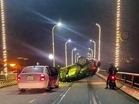 Đằng sau những bức ảnh TNGT: Va chạm trên cầu, Ford Everest và Honda CR-V cùng lật ngửa giữa đường