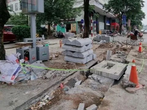 Vỉa hè đường Nguyễn Chí Thanh tan hoang vì đang lát đá thì bỏ dở