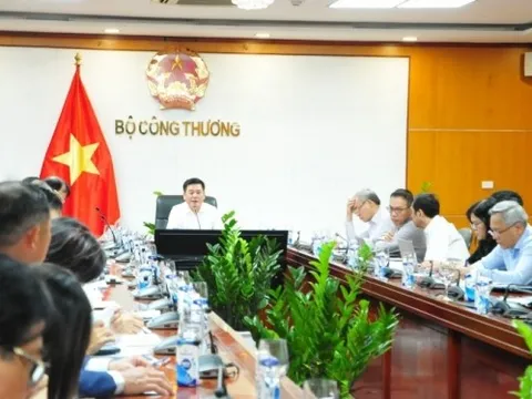 Bộ trưởng Nguyễn Hồng Diên họp về phân giao tổng nguồn xăng dầu năm 2023 và sửa đổi nghị định 83, 95