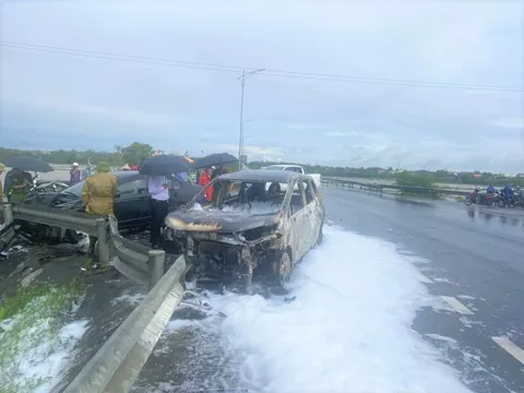 Tai nạn ở Quảng Bình, ôtô 5 chỗ bị cháy trơ khung