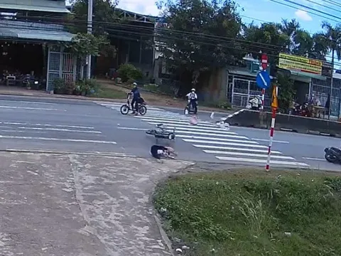 Bình Thuận: Xe máy phóng tốc độ cao, tông trúng một nữ sinh