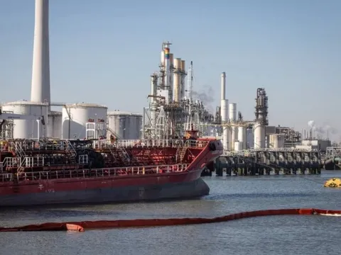 Chỉ còn 2 tuần nữa lệnh cấm sẽ có hiệu lực, Nga đã mất tới 90% thị trường dầu thô quan trọng này