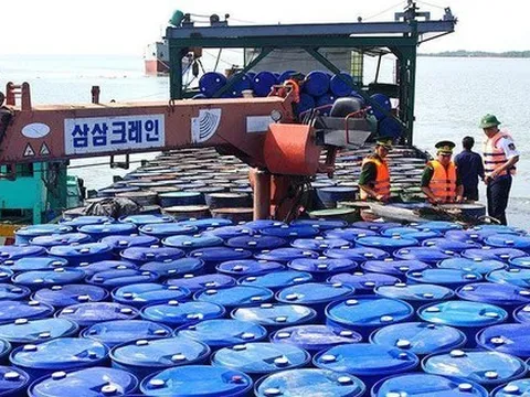 Bắt giữ tàu chở 180 tấn dầu lậu ở Vịnh Bắc Bộ