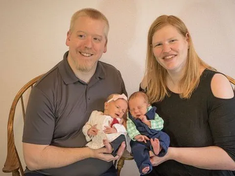 Cặp song sinh chào đời từ phôi đông lạnh từ 30 năm trước