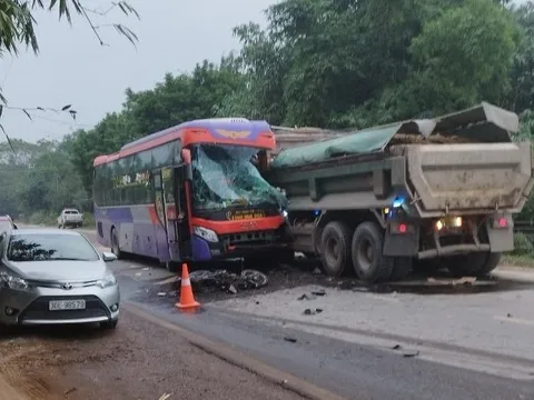 2 người tử vong trong vụ tai nạn liên hoàn giữa xe khách, xe máy và xe tải