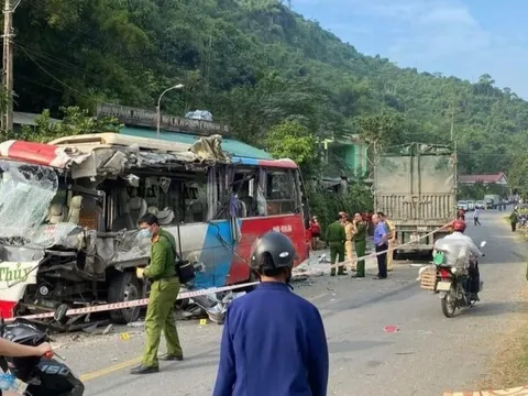 Xe khách và xe tải va chạm kinh hoàng, 5 người thương vong