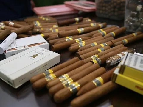 Tăng cường chống buôn lậu rượu, xì gà, vàng... qua đường hàng không