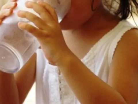 Dấu hiệu trẻ ngộ độc thực phẩm cần nhập viện