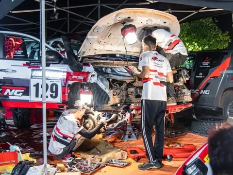 Sửa xe xuyên đêm - Cuộc chiến gay cấn ngoài đường đua tại AXCR 2022