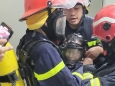 Cảnh sát cứu 2 phụ nữ thoát khỏi vụ cháy chung cư ở Hà Nội