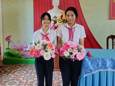 Nhặt được cọc tiền, Ngọc Trinh và Ngọc Anh trả lại cho người đánh rơi