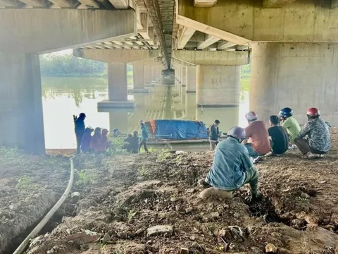 Huế: Tìm kiếm nữ sinh lớp 9 bỏ xe máy điện trên cầu rồi mất tích