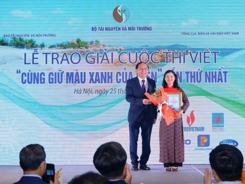 Trao giải cuộc thi viết “Cùng giữ màu xanh của biển”
