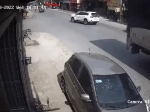 Thiếu quan sát, người lái xe máy húc mạnh SUV tại giao lộ