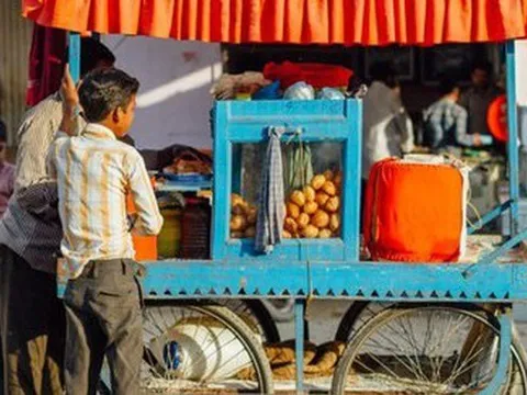 Những triệu phú kỳ lạ ở quốc gia tỷ dân: Bán hàng rong hay nhặt rác vẫn có thu nhập 8 triệu USD, 'vung tiền' mua đất và sở hữu ít nhất 3 chiếc ô tô