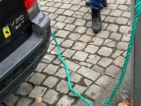 Tài xế xe xăng dùng thủ thuật đóng giả xe điện để có chỗ đỗ, nhận ngay cái kết đắng