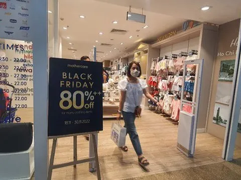 Giảm giá tới 80% trước ngày Black Friday, nhiều người vào xem rồi bỏ đi