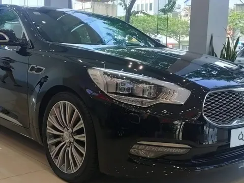 Nằm kho 6 năm, Kia Quoris còn hơn 1,9 tỷ đồng tại Việt Nam: Ngang cỡ Mercedes S-Class, giá C-Class