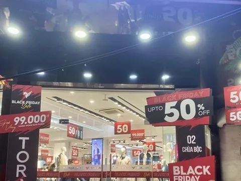 Ngày 'thứ 6 đen tối': Bán hàng tới 2h sáng, giảm giá 100%