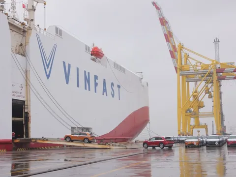 Cận cảnh 999 xe ôtô điện của VinFast xuống tàu "xuất" Mỹ